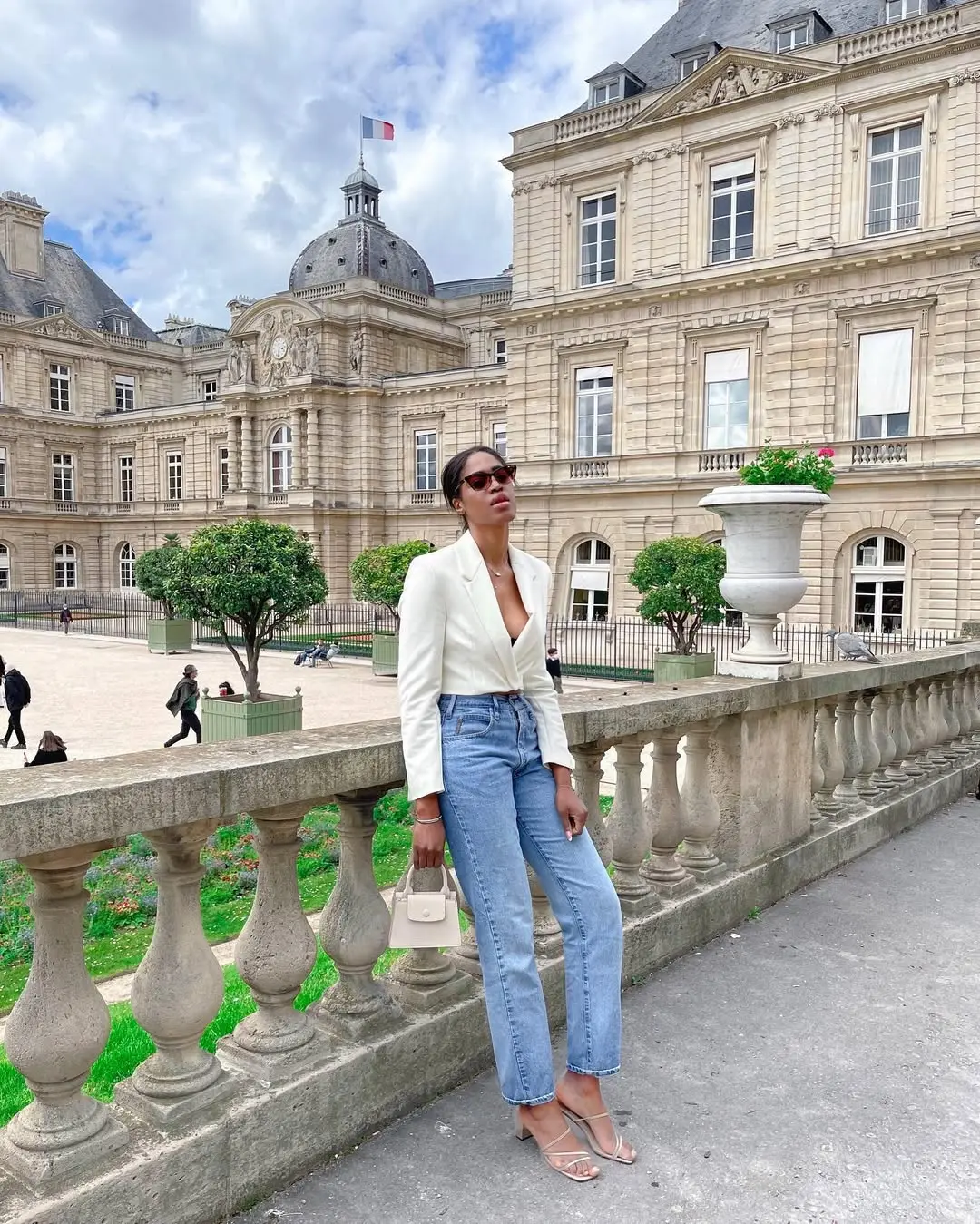 Sophisticated casual look with jeans and blazer