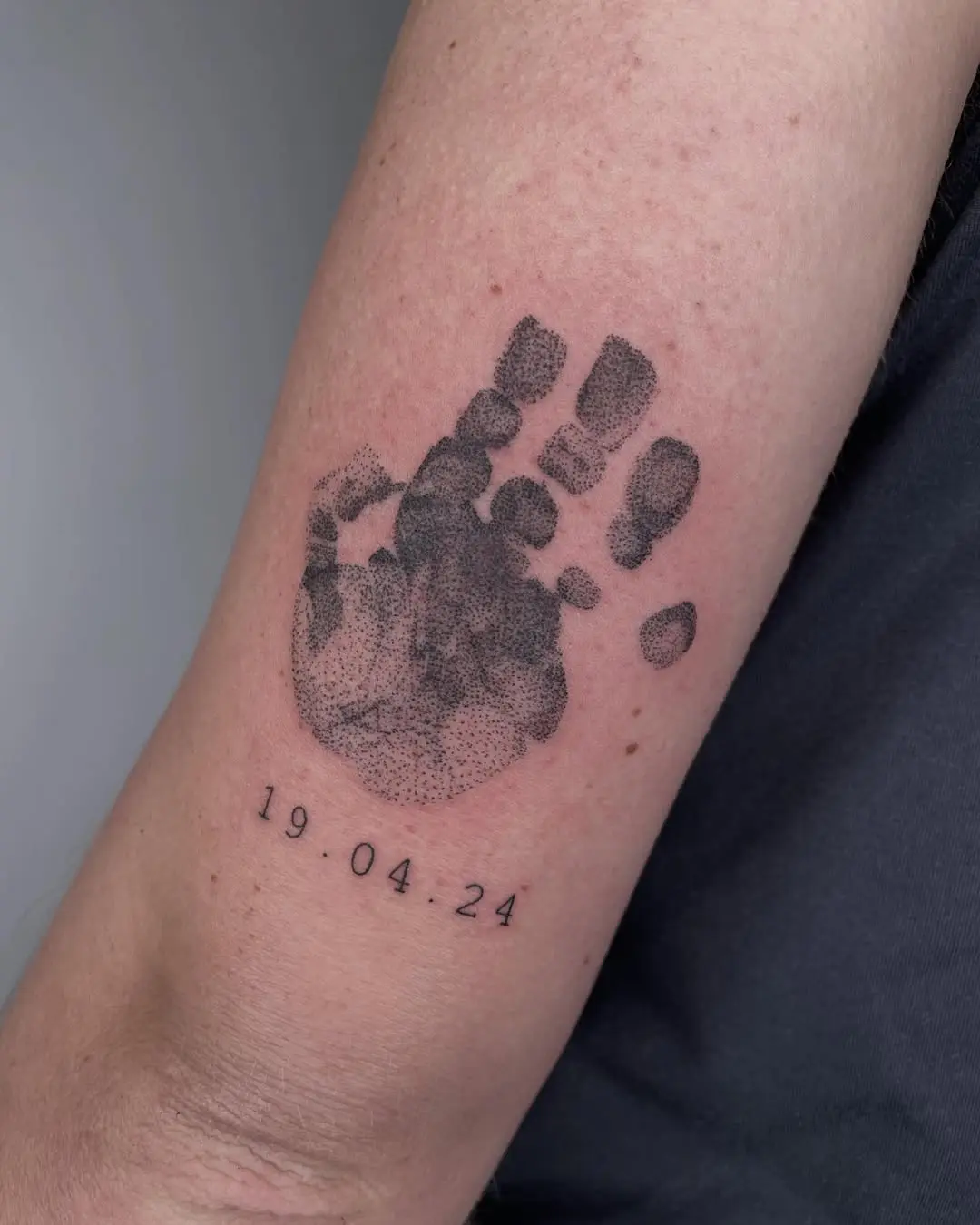 A heartfelt handprint date tattoo design