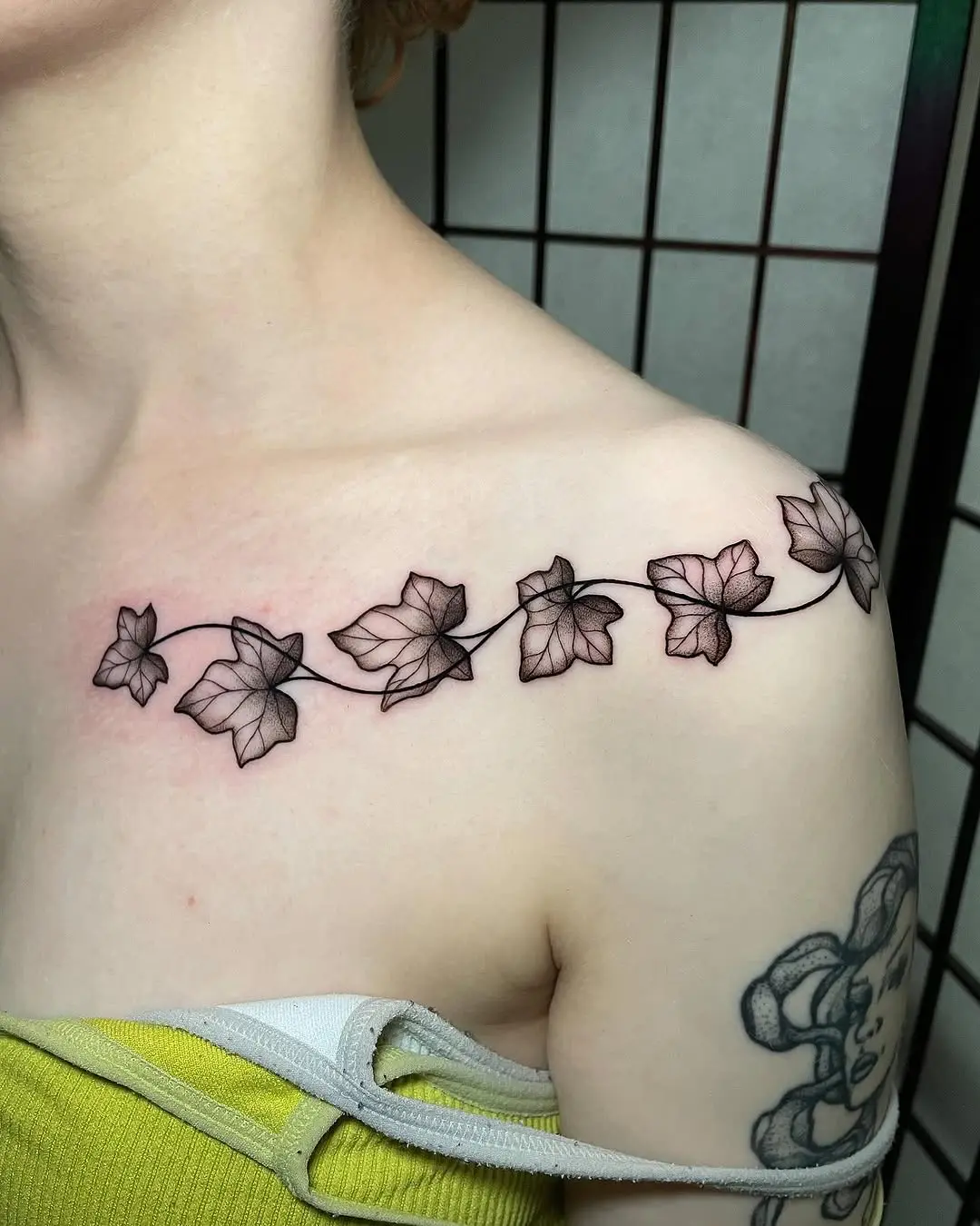 Elegant Ivy Tattoo Embracing the Shoulder