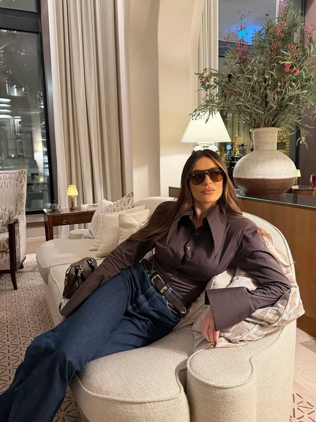 Chic Indoor Jeans Outfit for Relaxed Evenings
