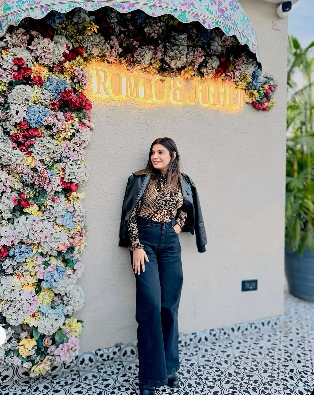 Chic Casual Look with Timeless Denim