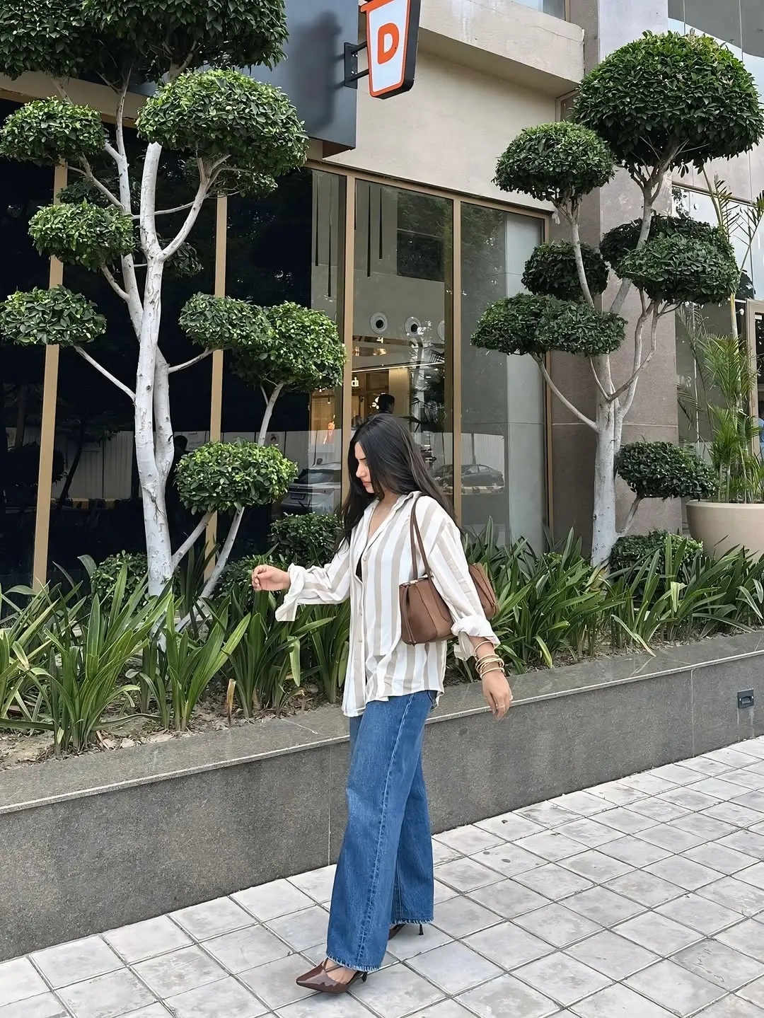 Chic and relaxed street style with jeans