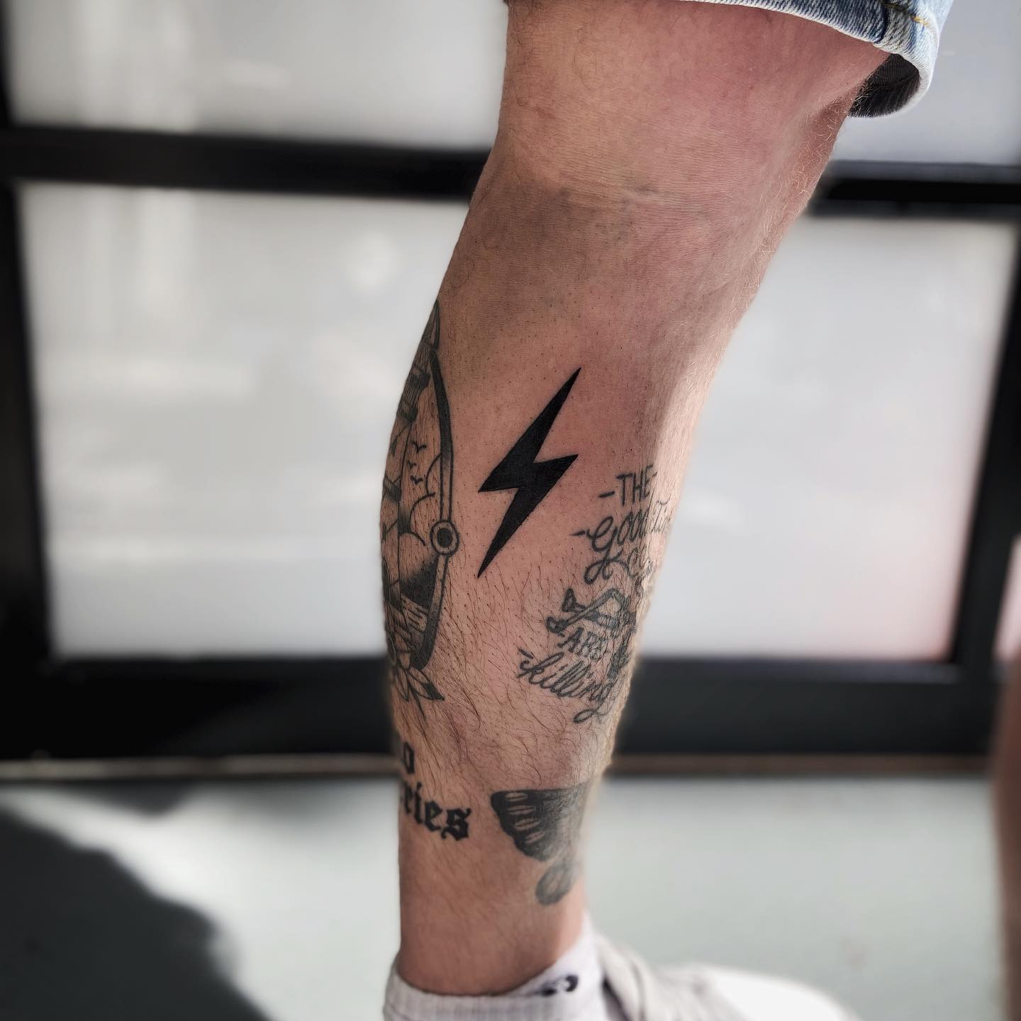 Bold lightning bolt tattoo on leg