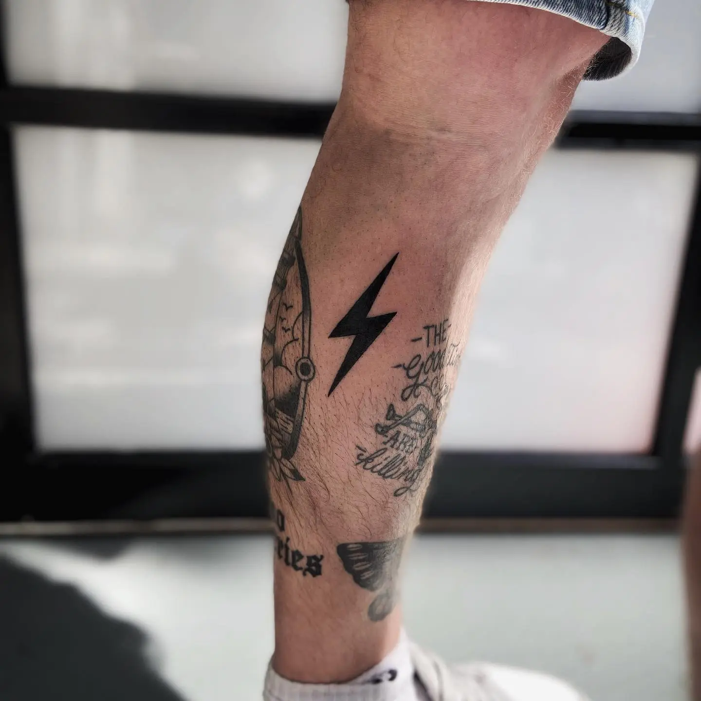 Bold lightning bolt tattoo on leg