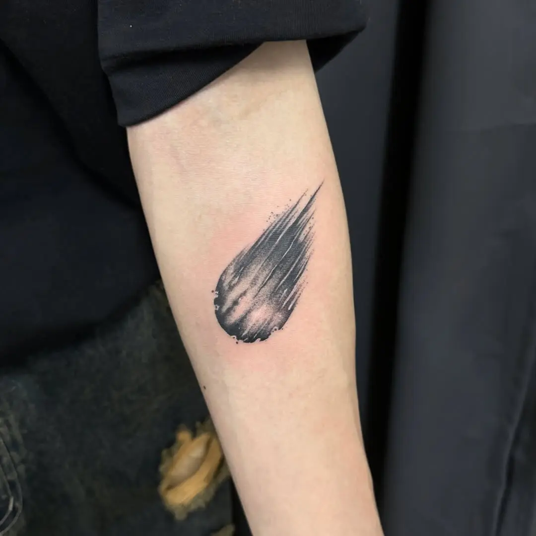Fluid meteor tattoo adds cosmic flair