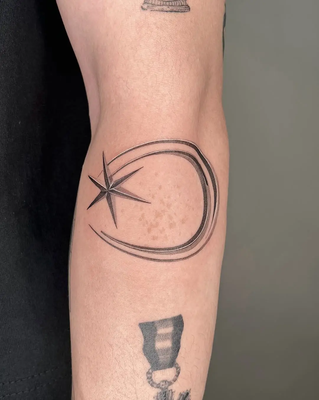 Stylish meteor tattoo with star accent
