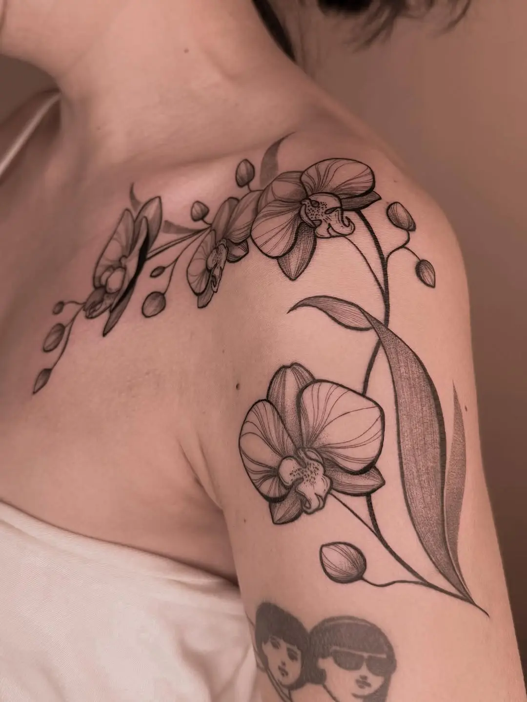 Elegant floral design embracing the shoulder