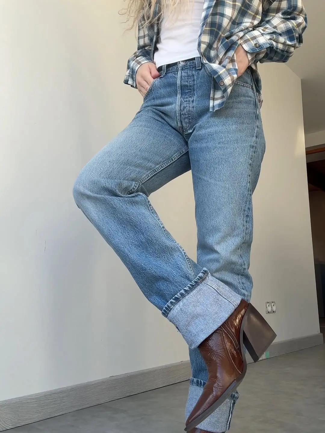 Chic Casual Look with Light Wash Jeans