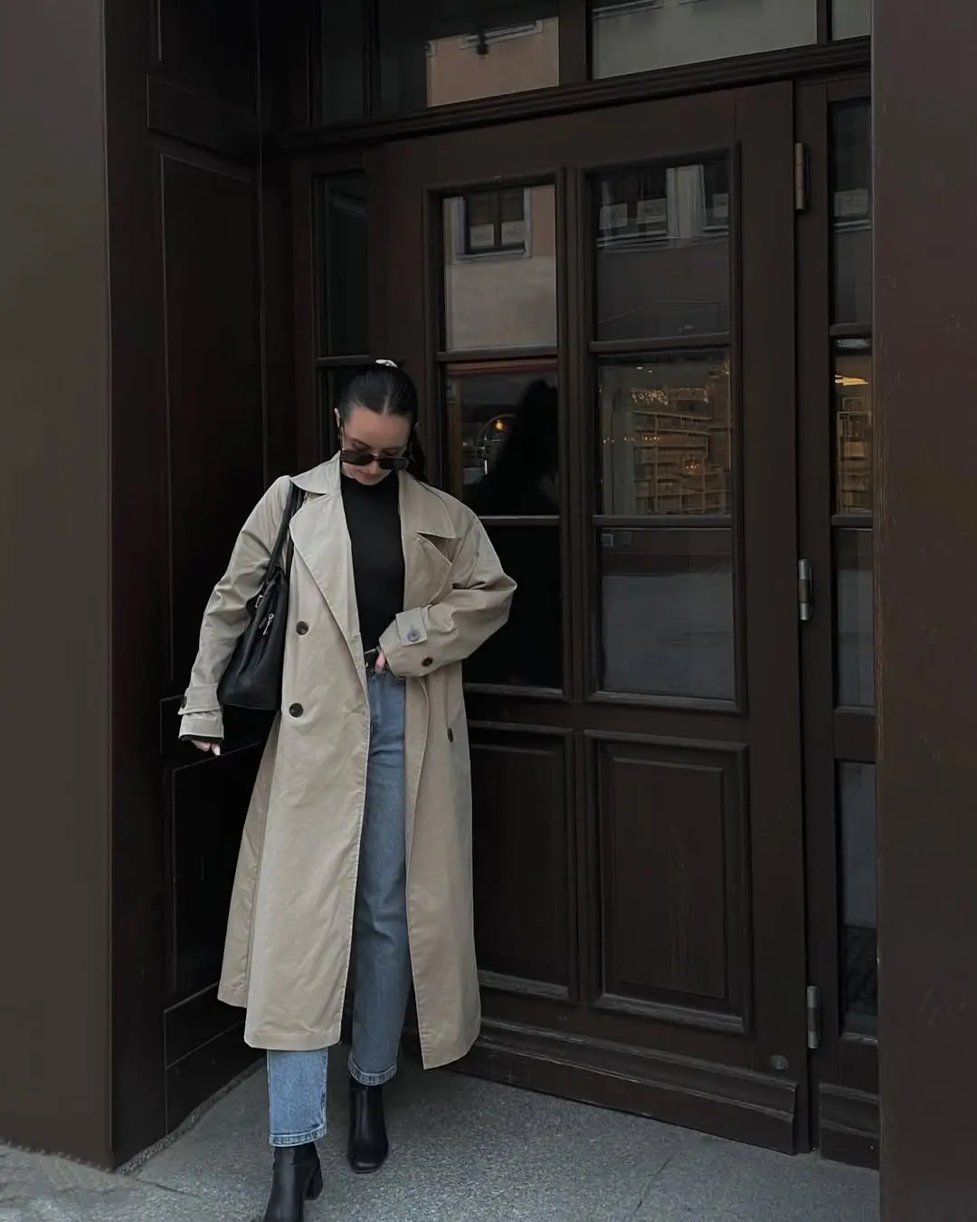 Effortlessly chic jeans and trench coat look