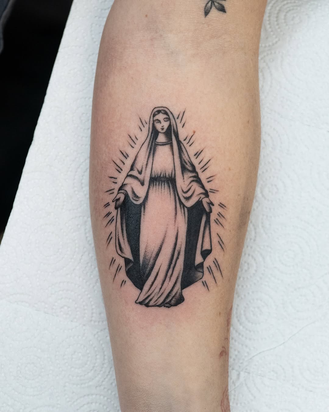 Elegant Virgin Mary Tattoo with Radiant Aura