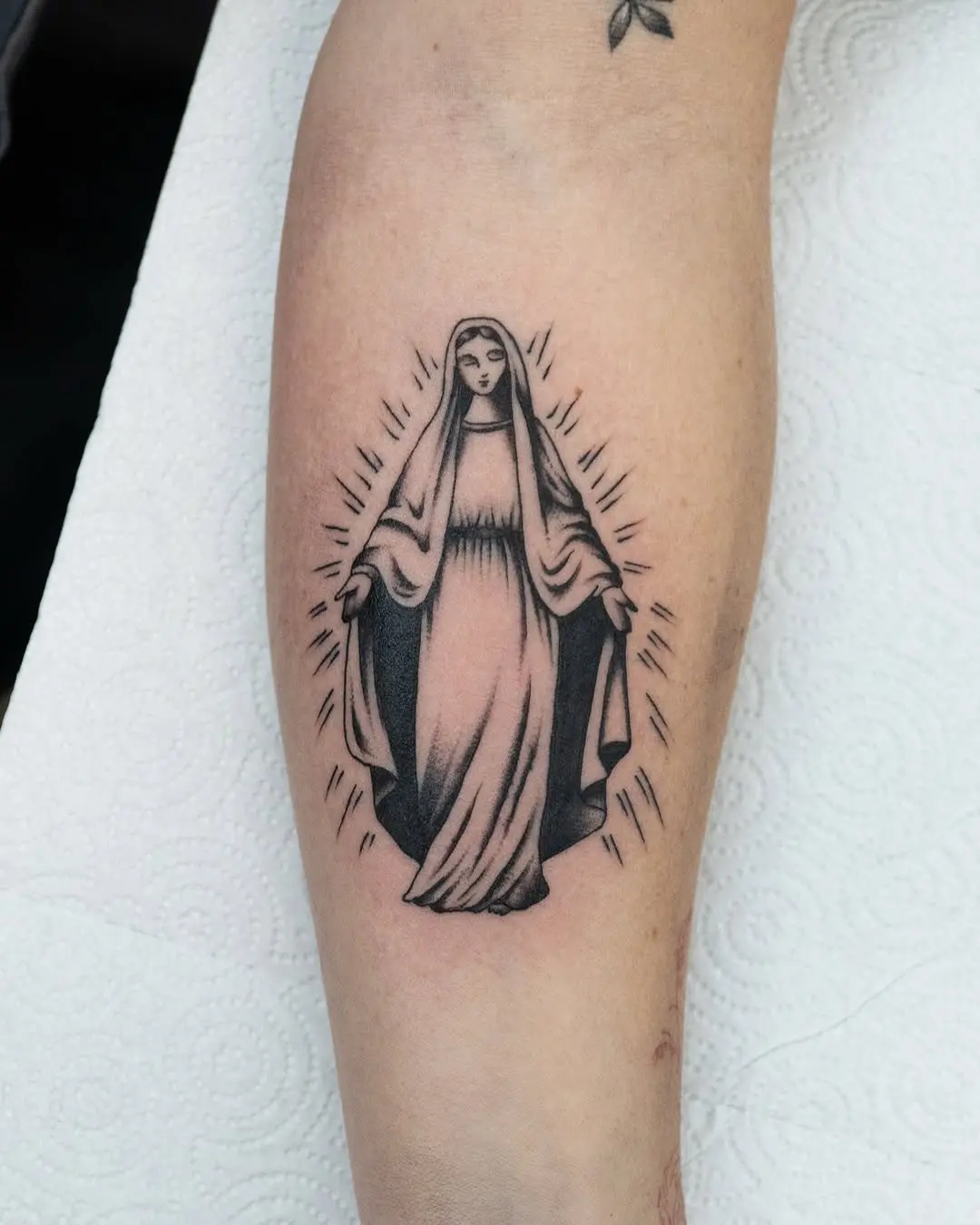 Elegant Virgin Mary Tattoo with Radiant Aura