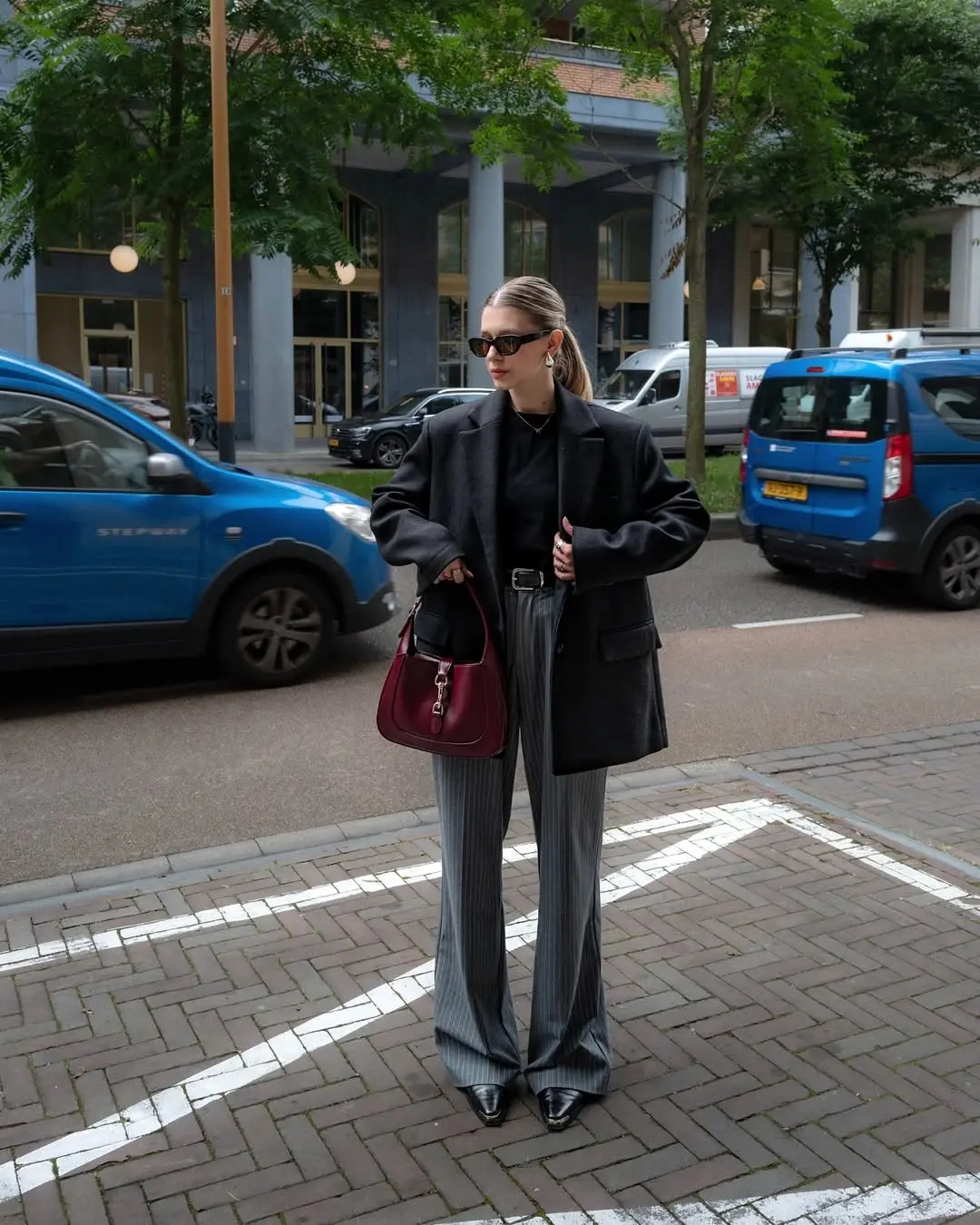 Chic black blazer outfit for urban vibes