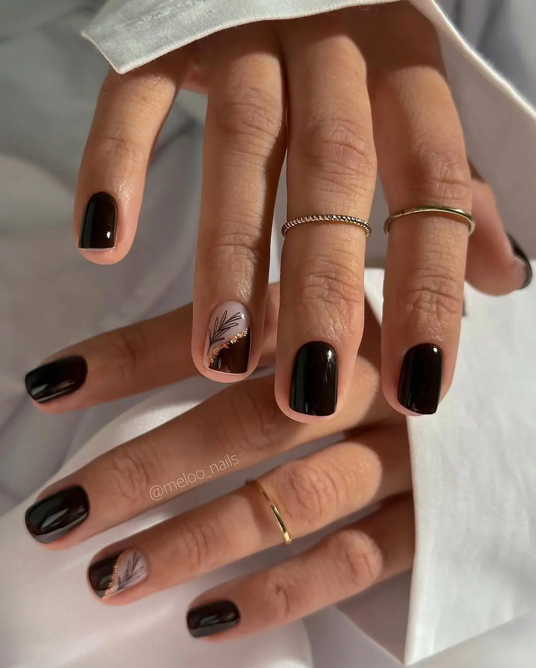Chic Short Winter Nails with Elegant Art
