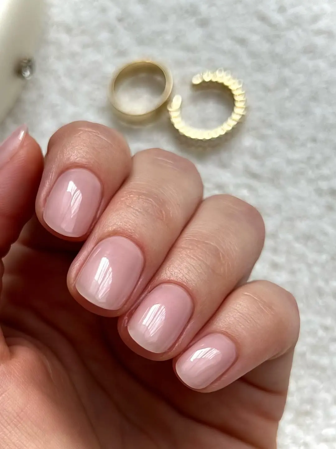 Elegant nude pink nails for classic style