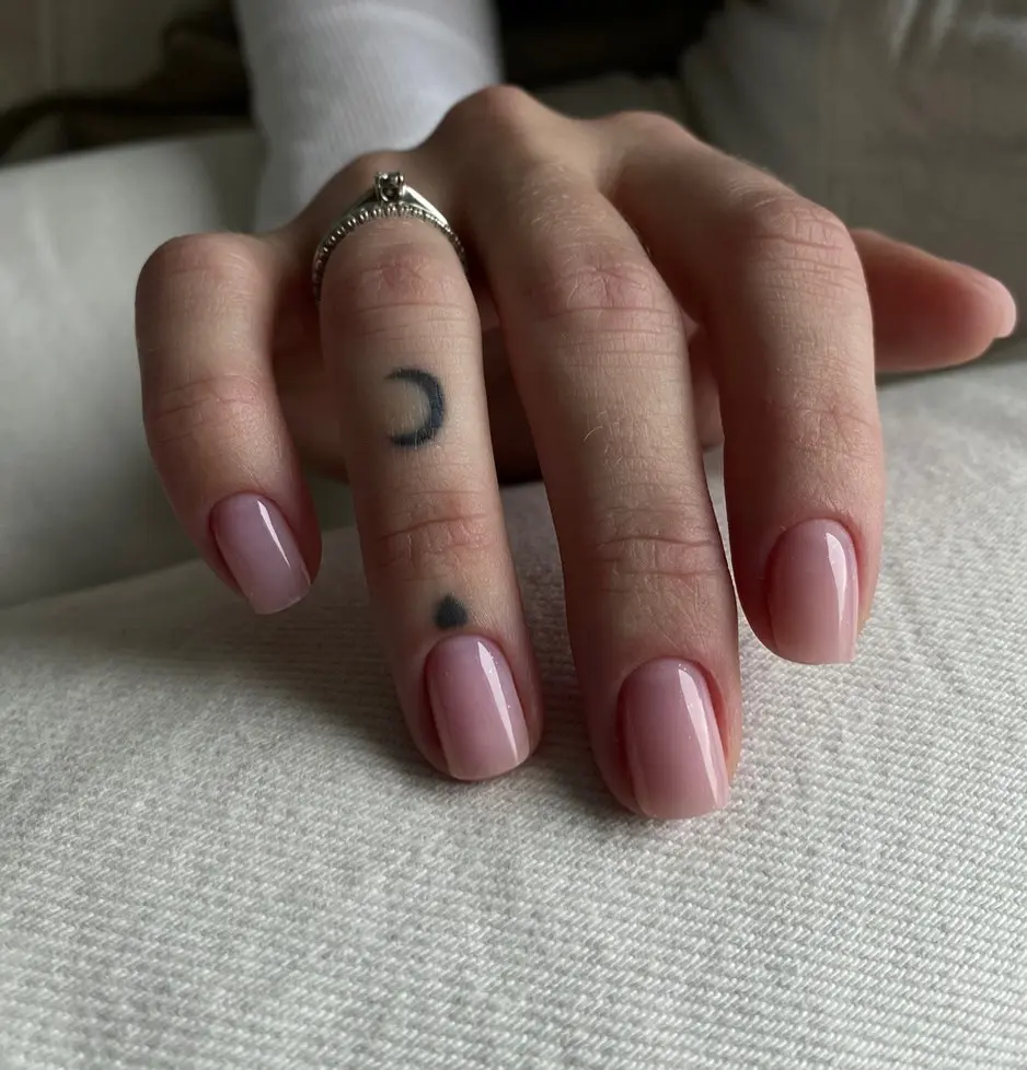 Chic and understated old money nail style