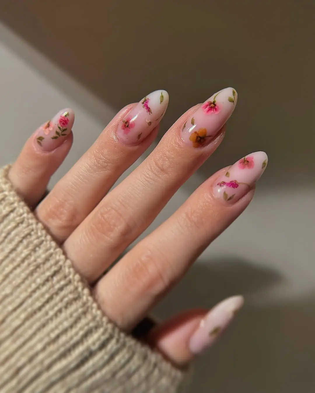 Delicate floral designs for wedding nails