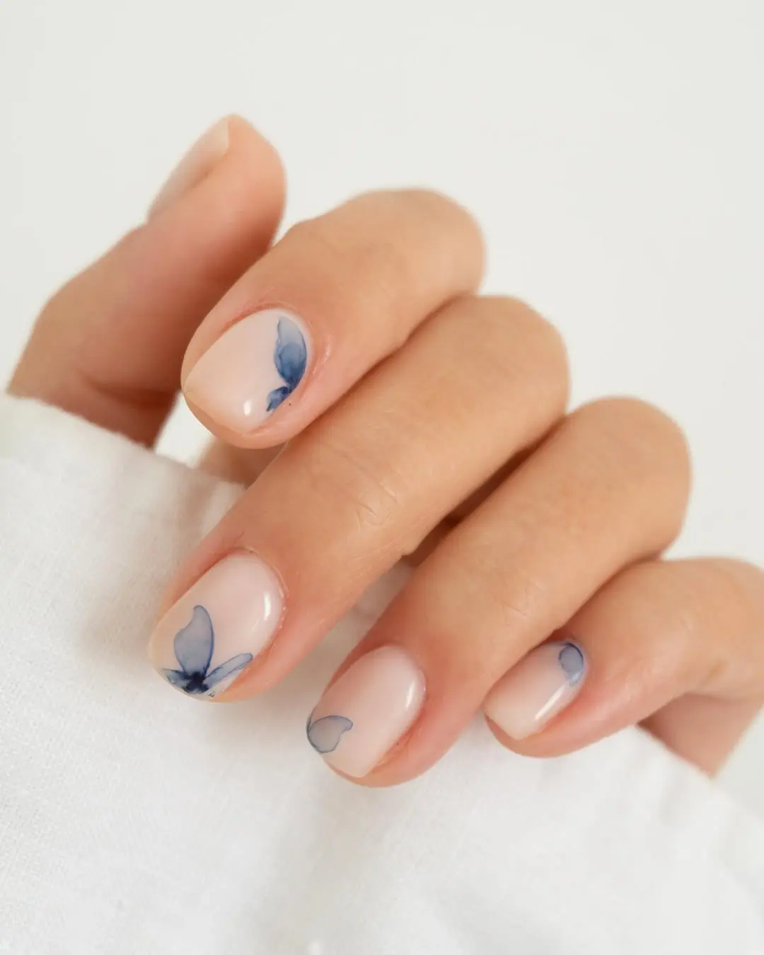 Charming butterfly details for graduation nails