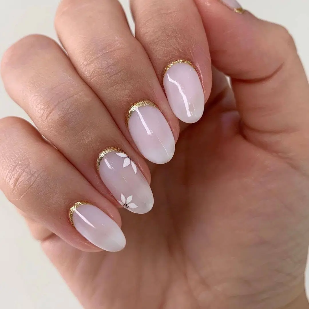 Elegant floral nails for your graduation day