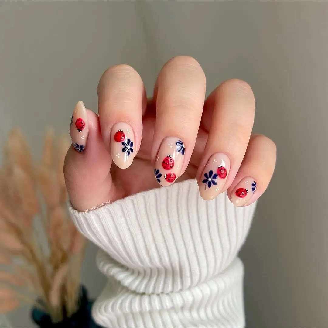 Chic floral graduation nails for a special day