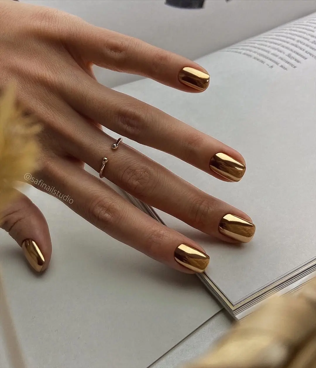 Glamorous golden graduation nails for a chic look