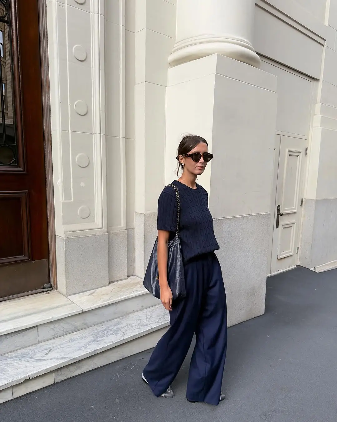 Chic monochrome elegance in navy tones