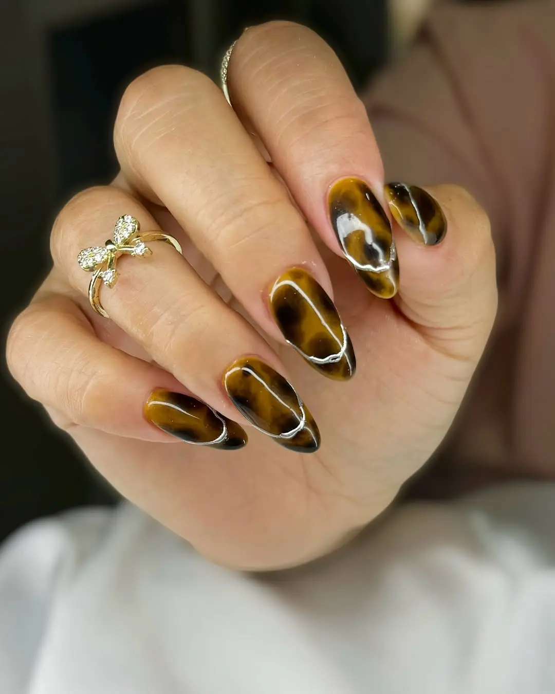 Elegant Tortoiseshell-Inspired Nail Design