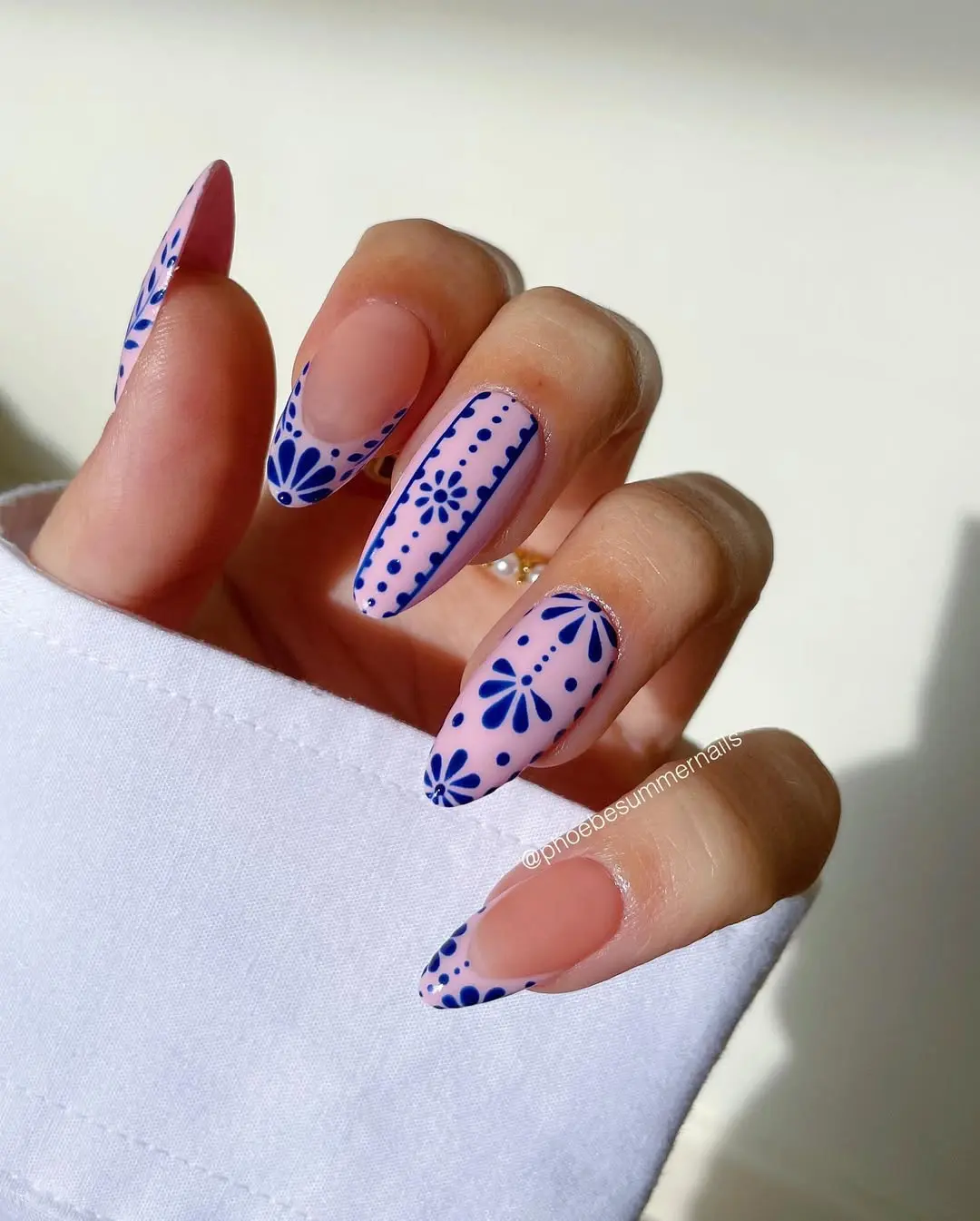 Charming periwinkle with floral nail art