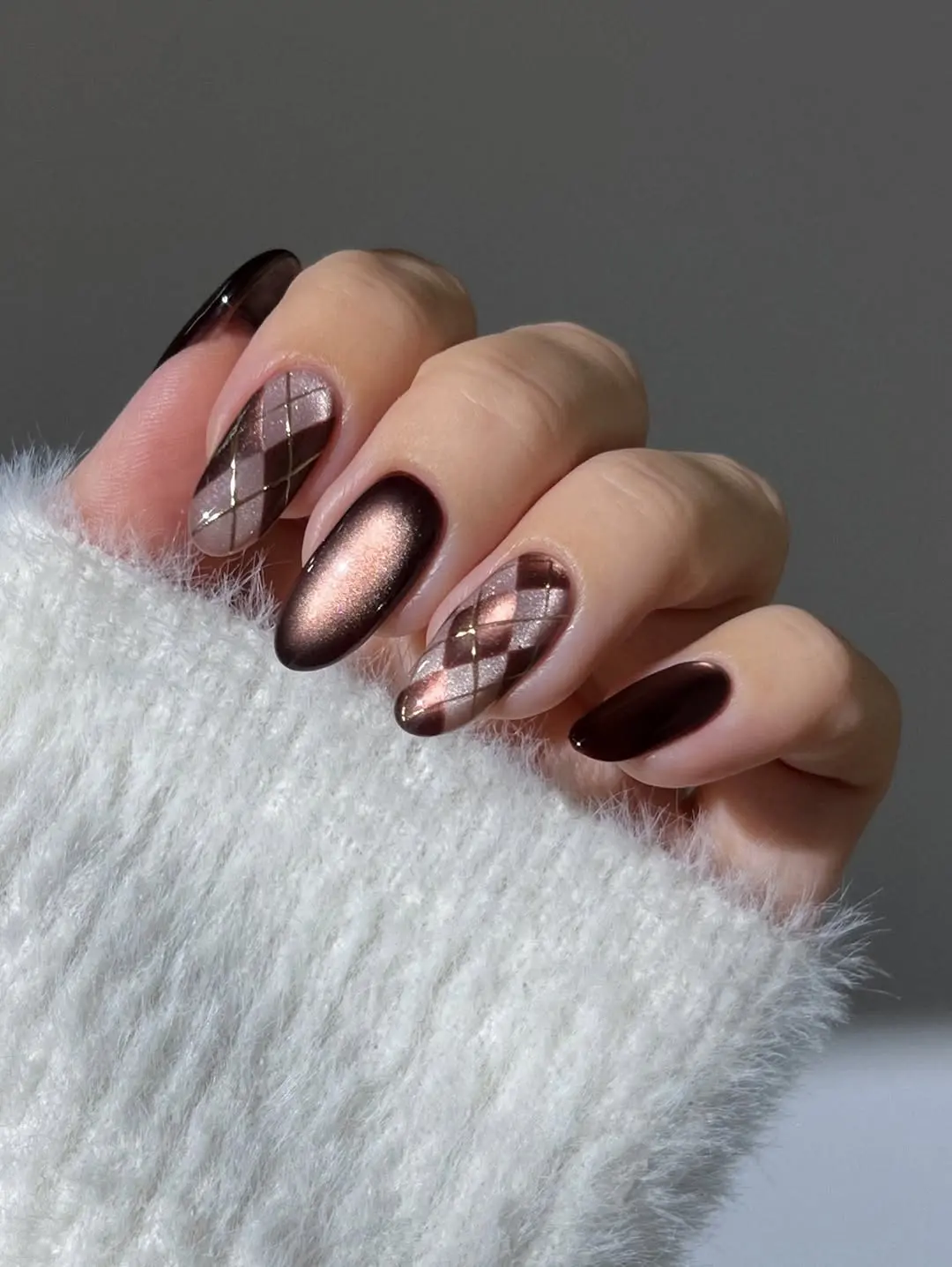 Elegant ribbed glass nails in rich brown tones