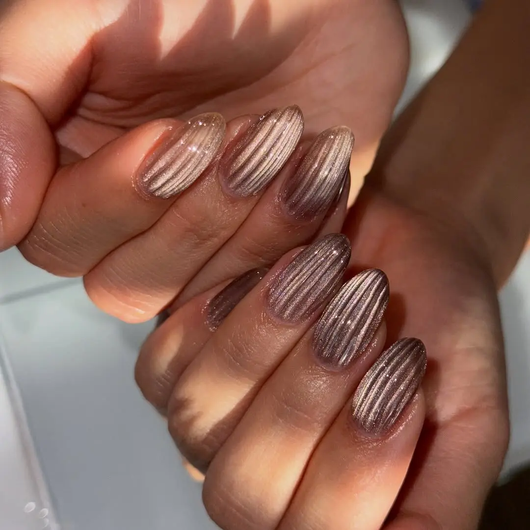 Stunning ribbed glass nails in warm tones