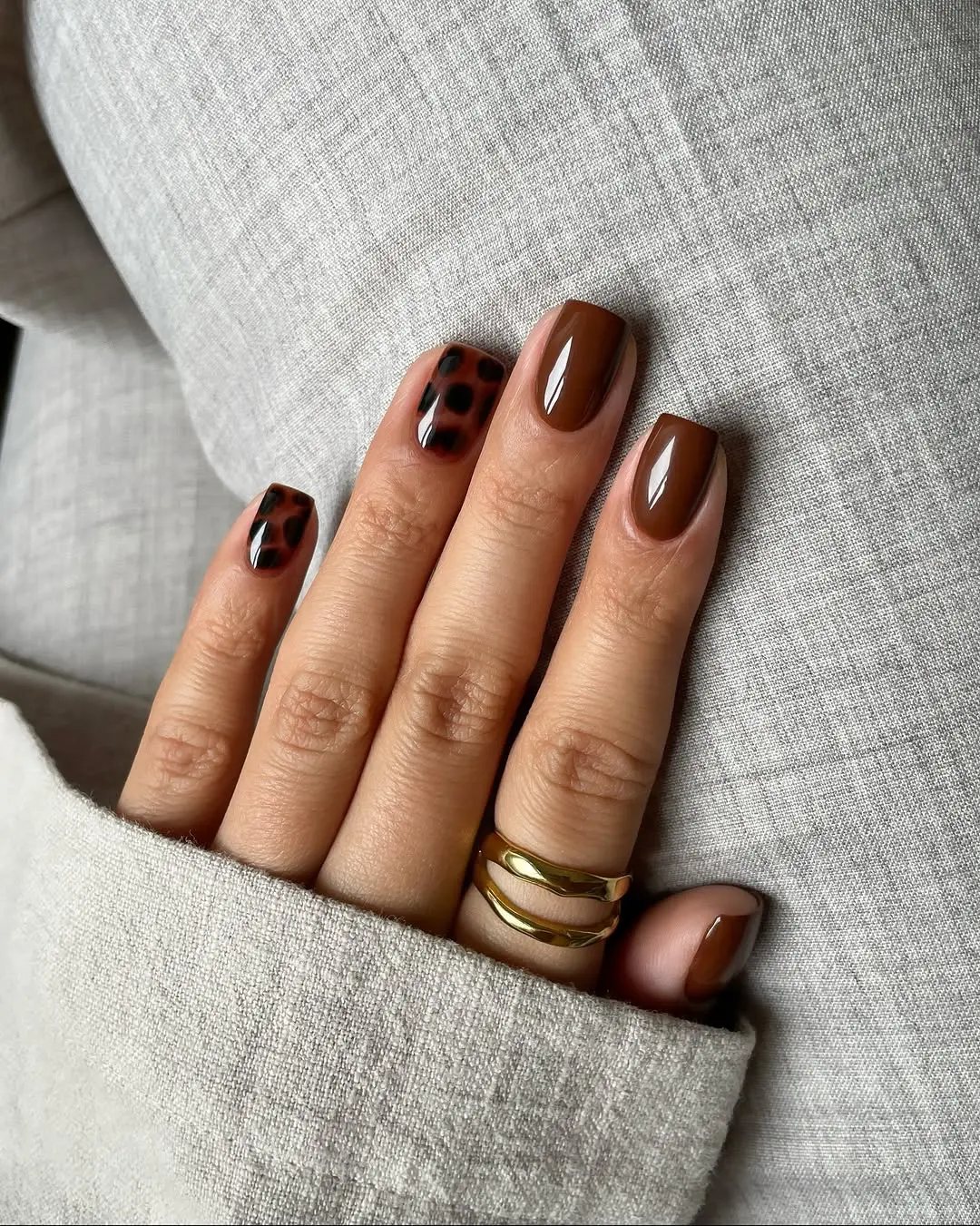 Stylish short winter nails with leopard spots