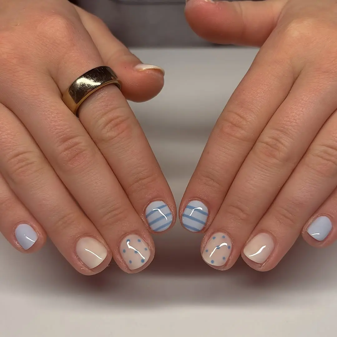 Chic short winter nails with light blue designs