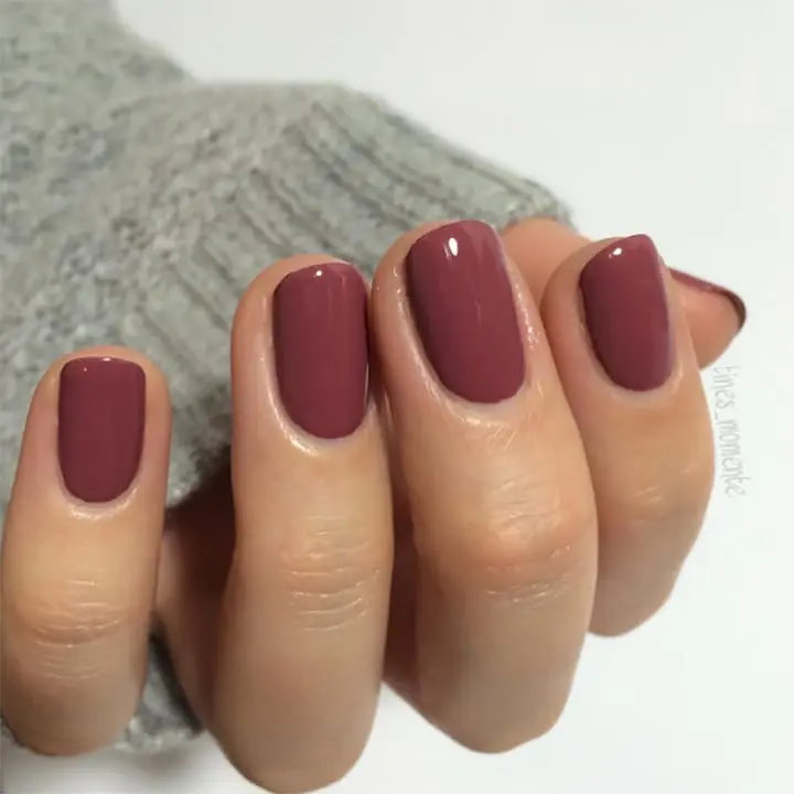 Chic short winter nails in deep mauve shade