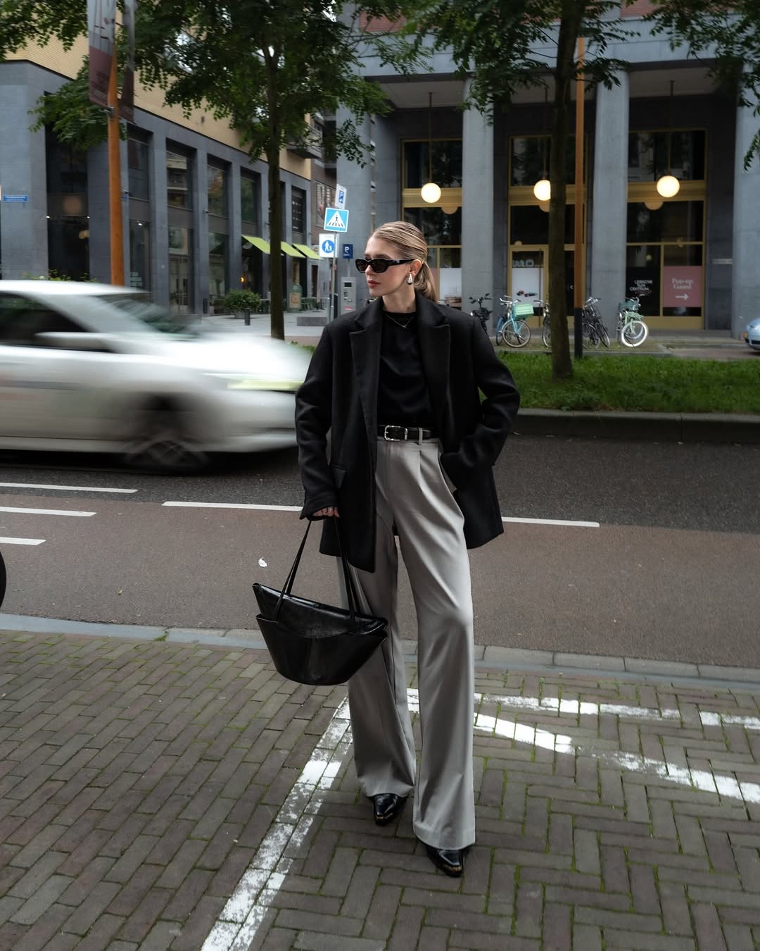 Chic street-style black blazer outfit combination