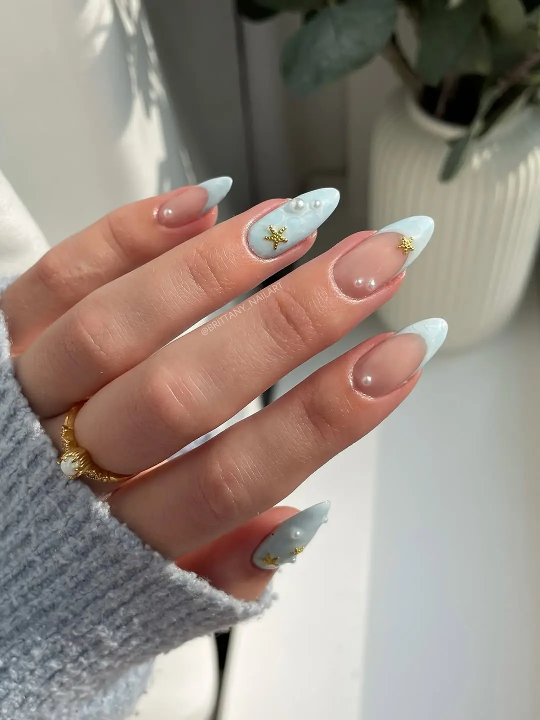 Trendy vacation nails with a glossy finish