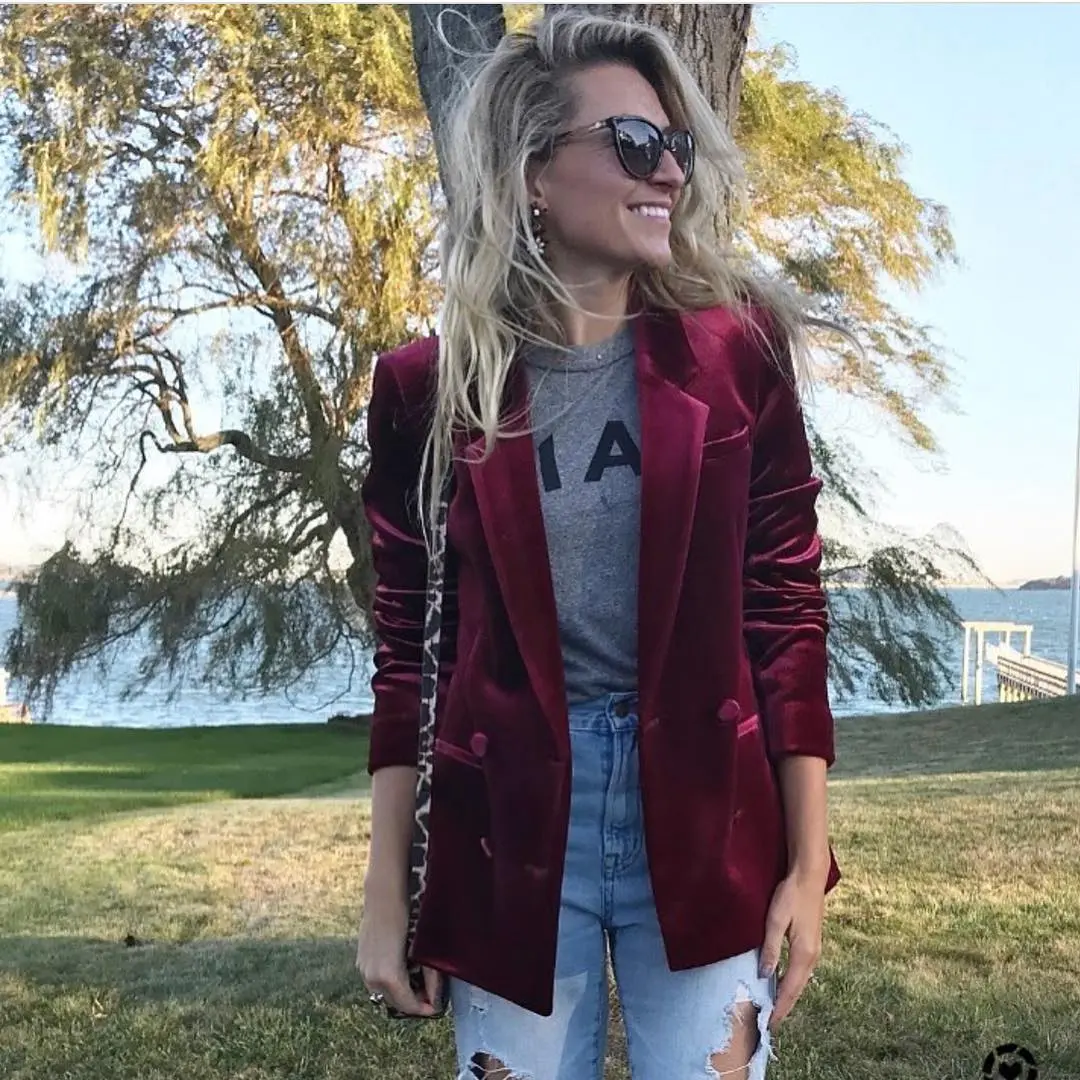Chic Velvet Blazer with Casual Vibes
