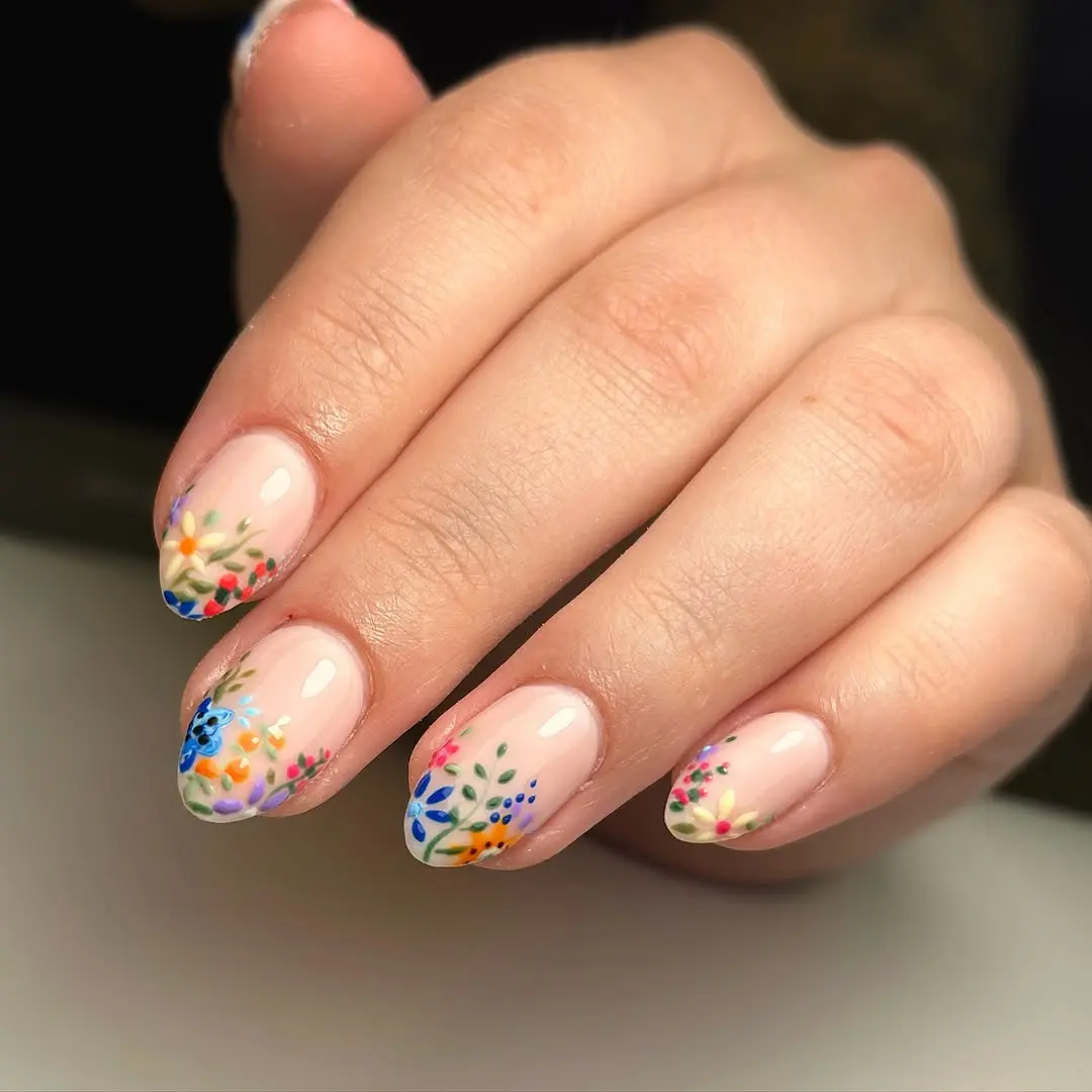 Vibrant floral details for elegant wedding nails