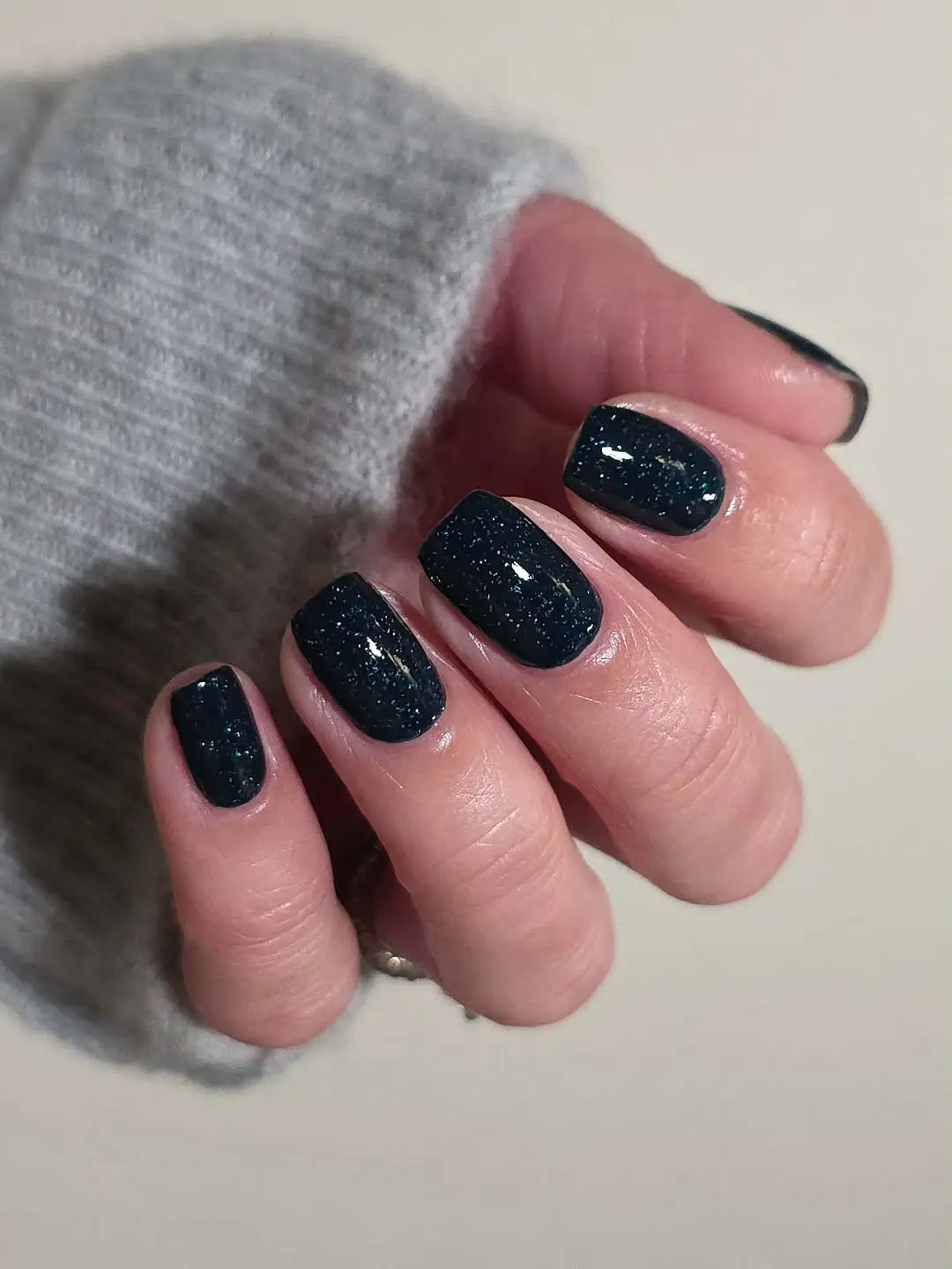 Sparkling navy blue nails perfect for winter