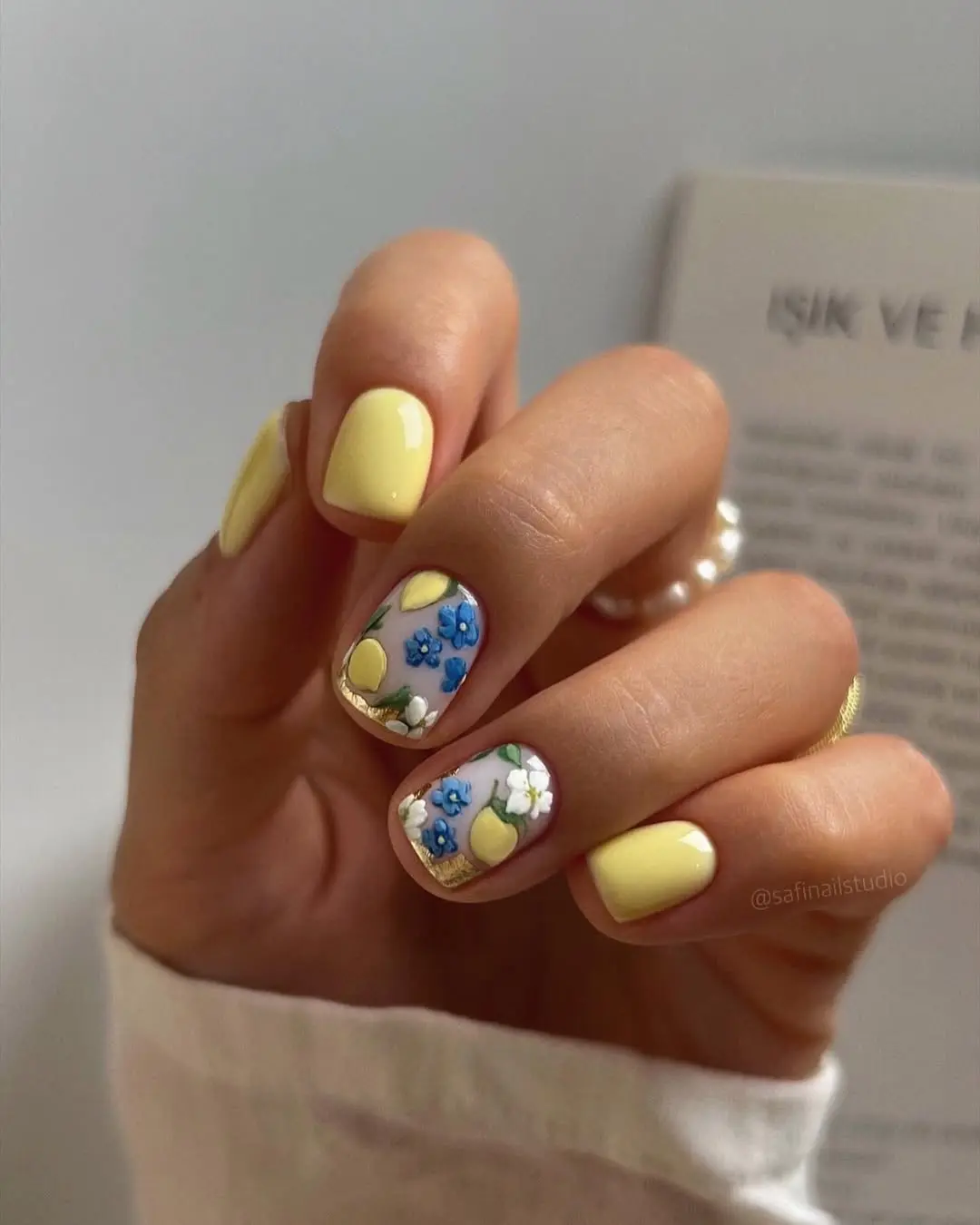 Charming floral nails for your special day