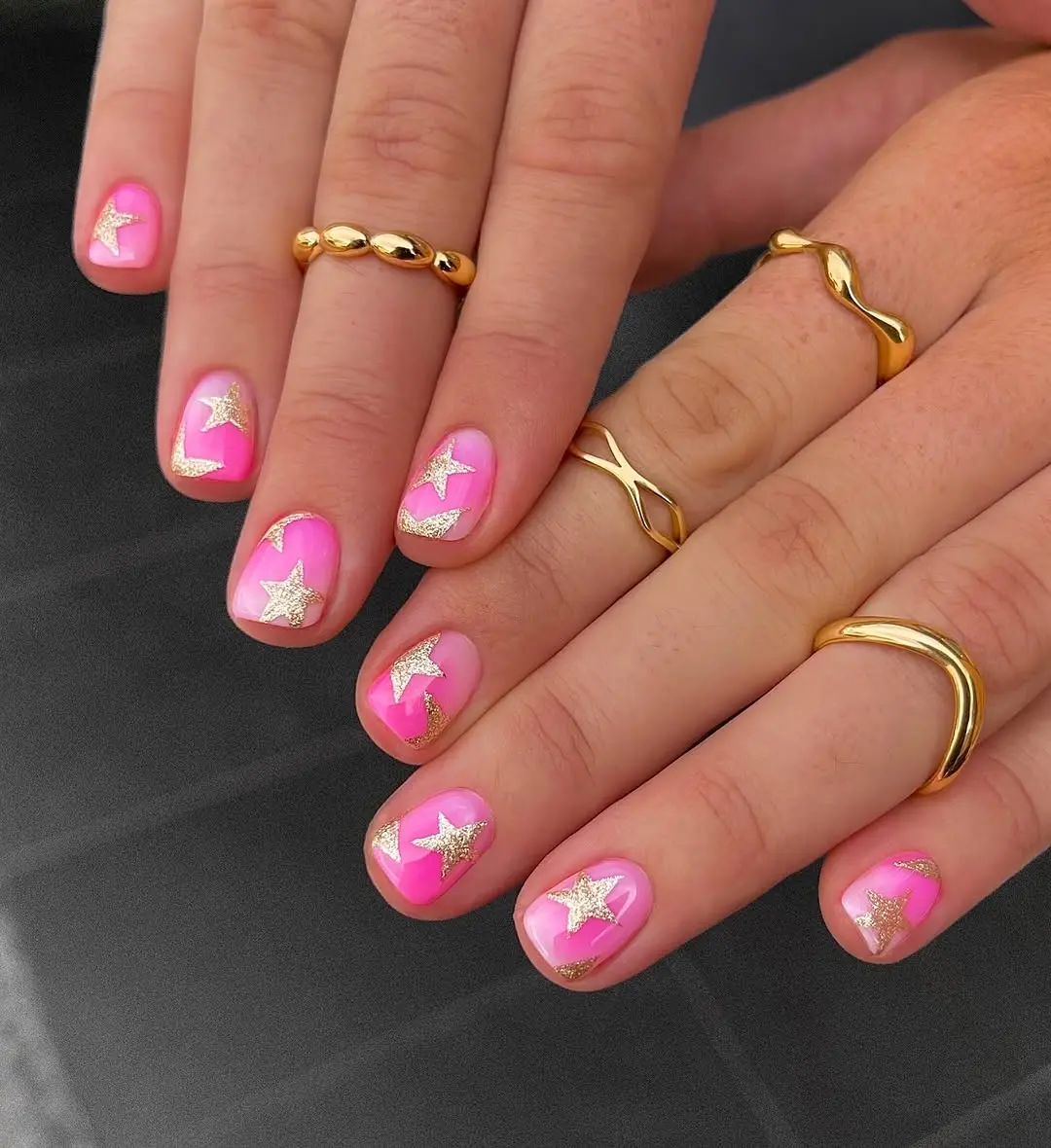 Charming pink nails with gold stars design