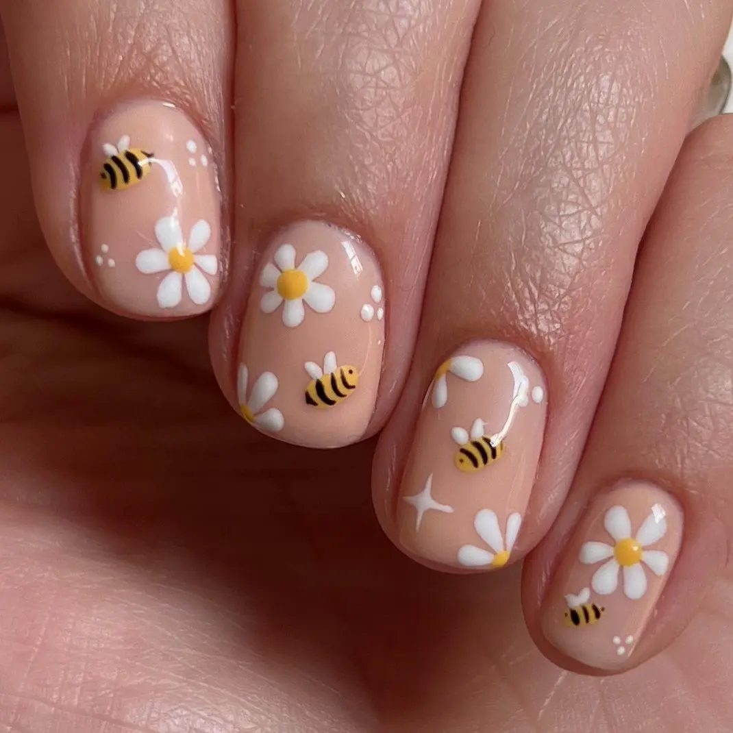 Cute bee and daisy nail art design