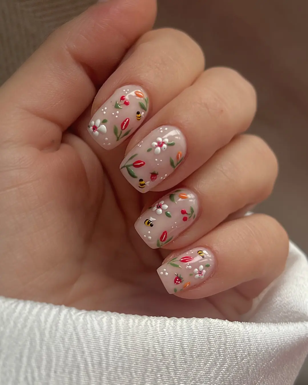Charming bee-themed floral nail design