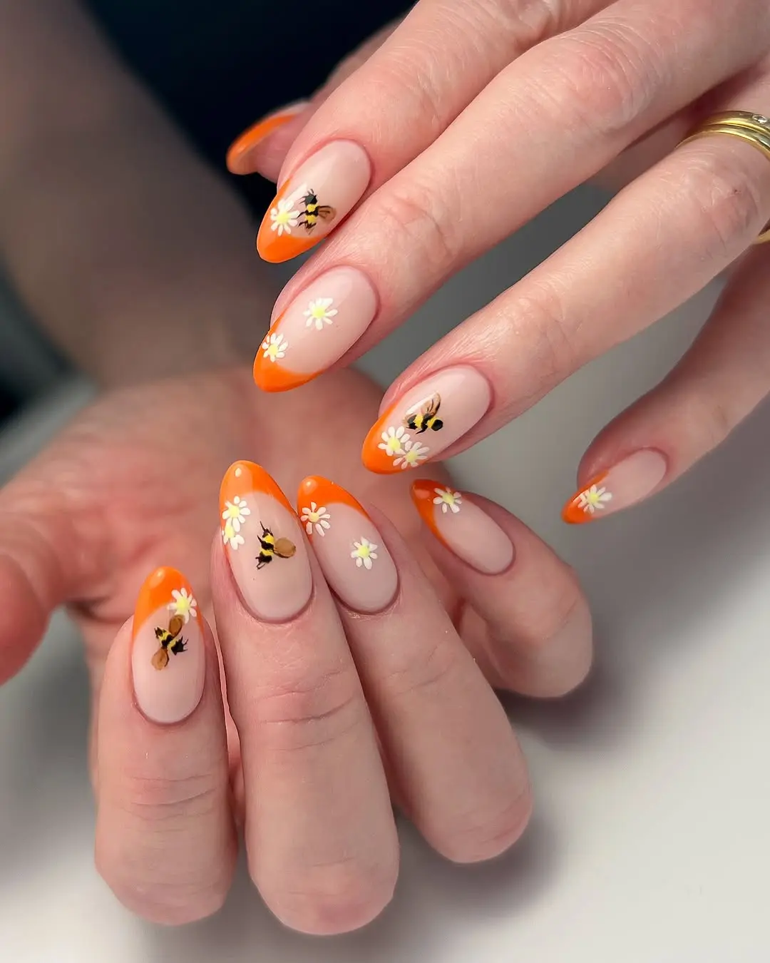 Vibrant Bee and Daisy Nail Art Inspiration