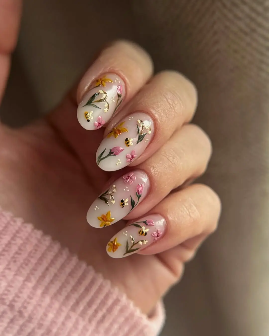 Delicate floral bee nails with golden accents