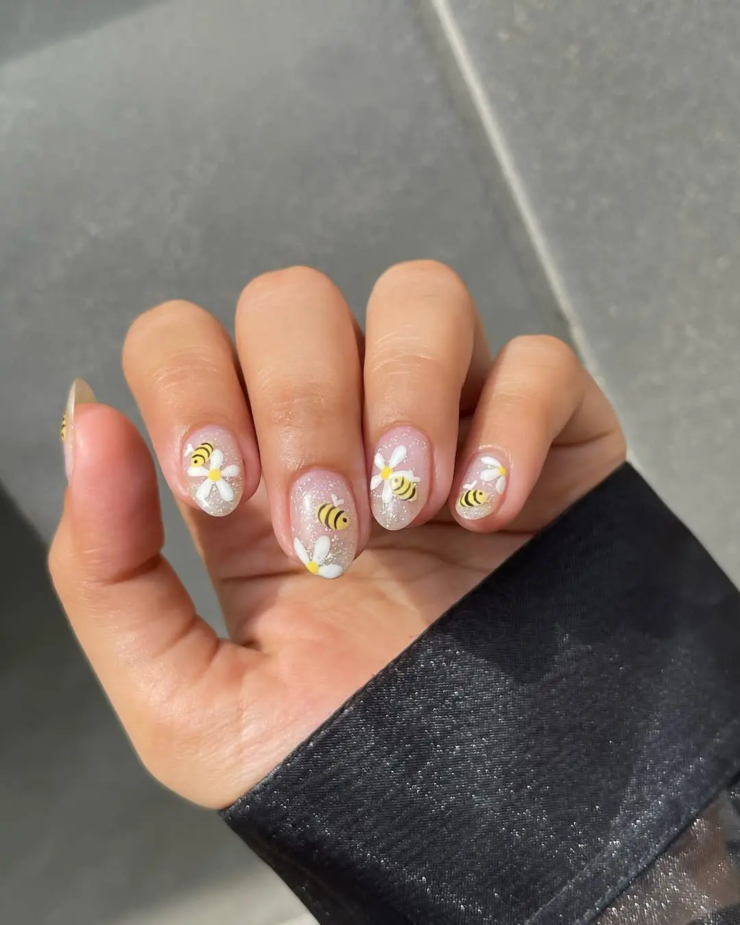 Charming bee nail art for a floral vibe
