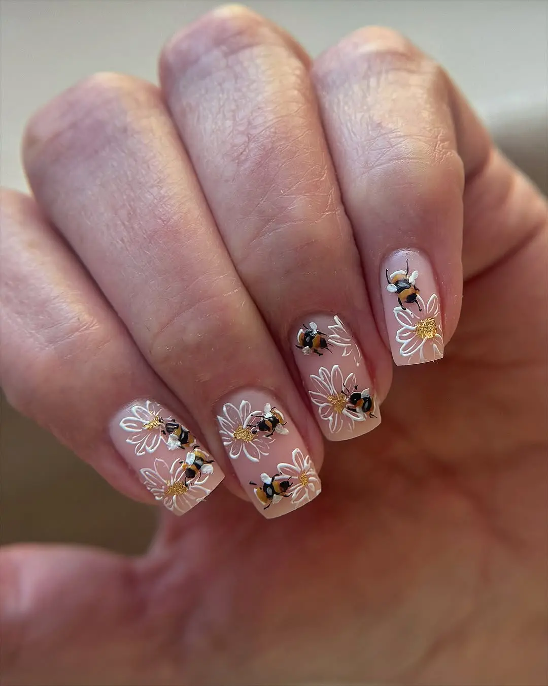 Charming Bee and Daisy Nail Art Design