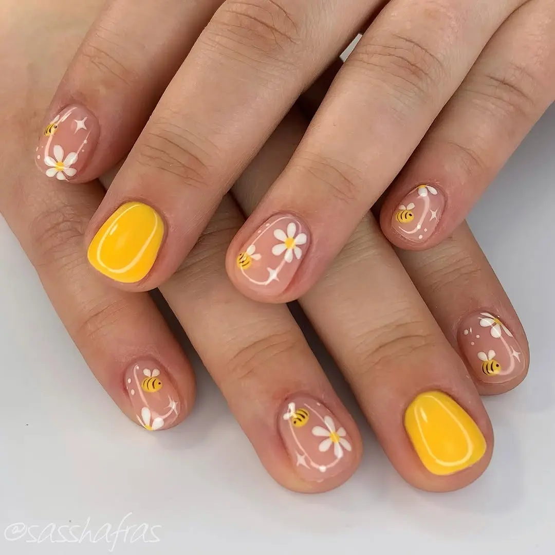 Charming bee and flower nail art