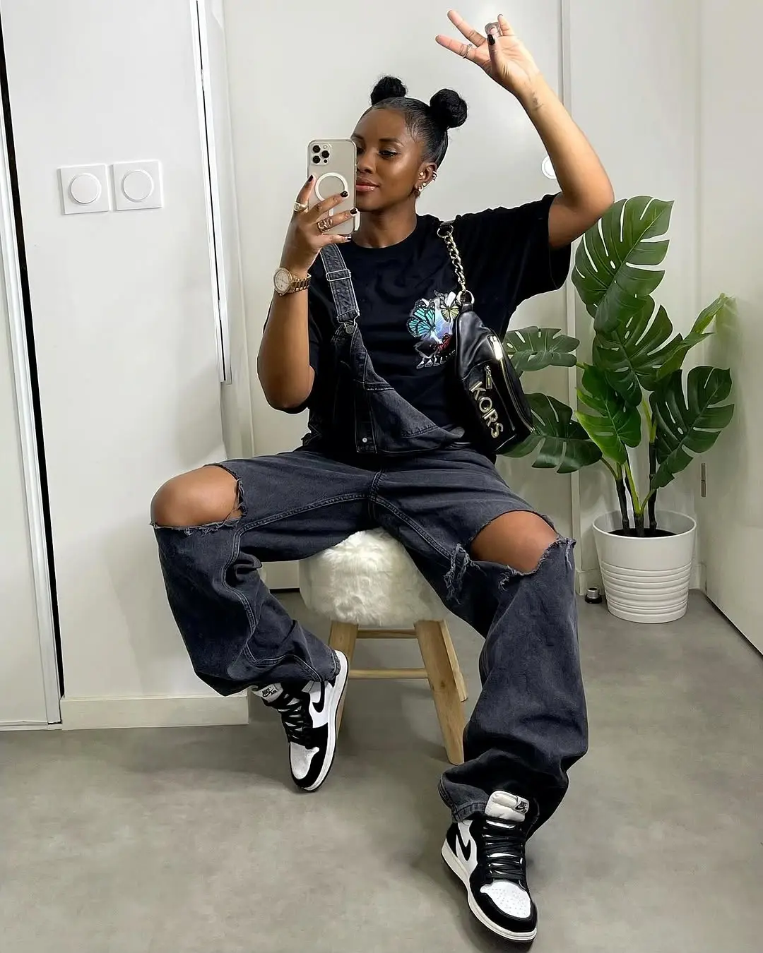 Trendy Black Overalls with Street Style Vibes