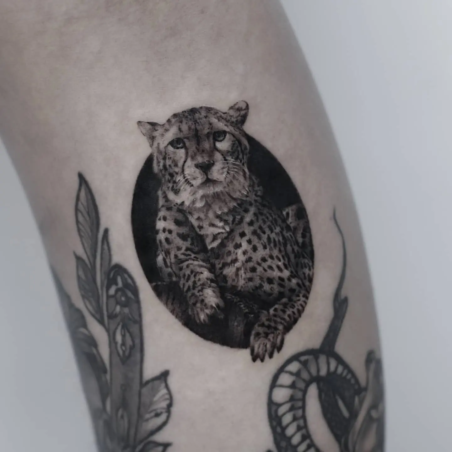 Stunning black and gray cheetah tattoo design