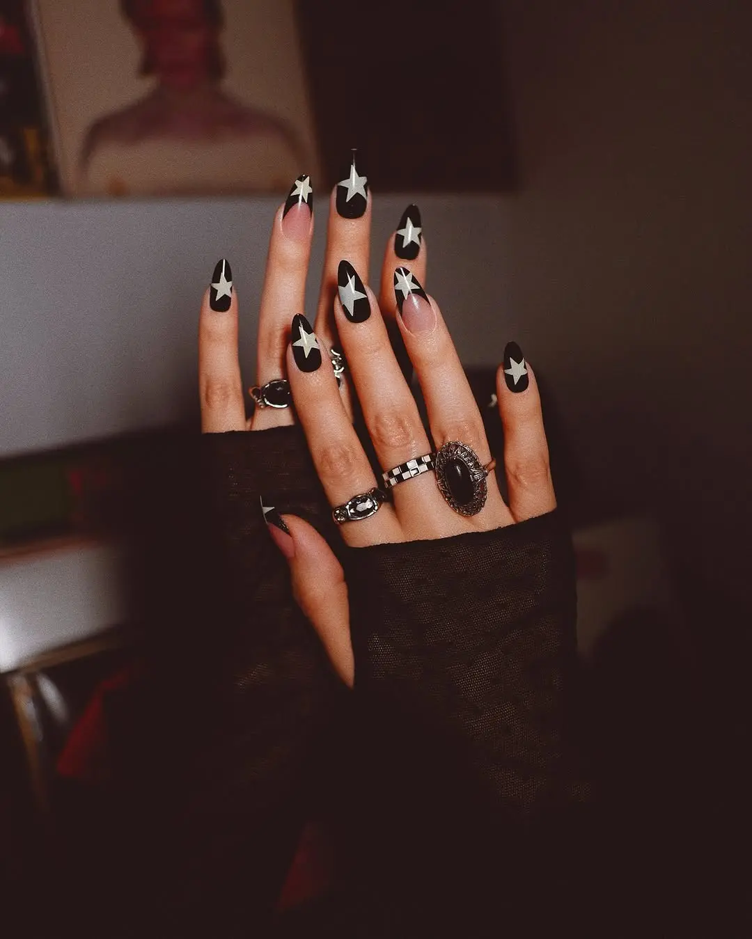 Chic stars on gothic-inspired long nails