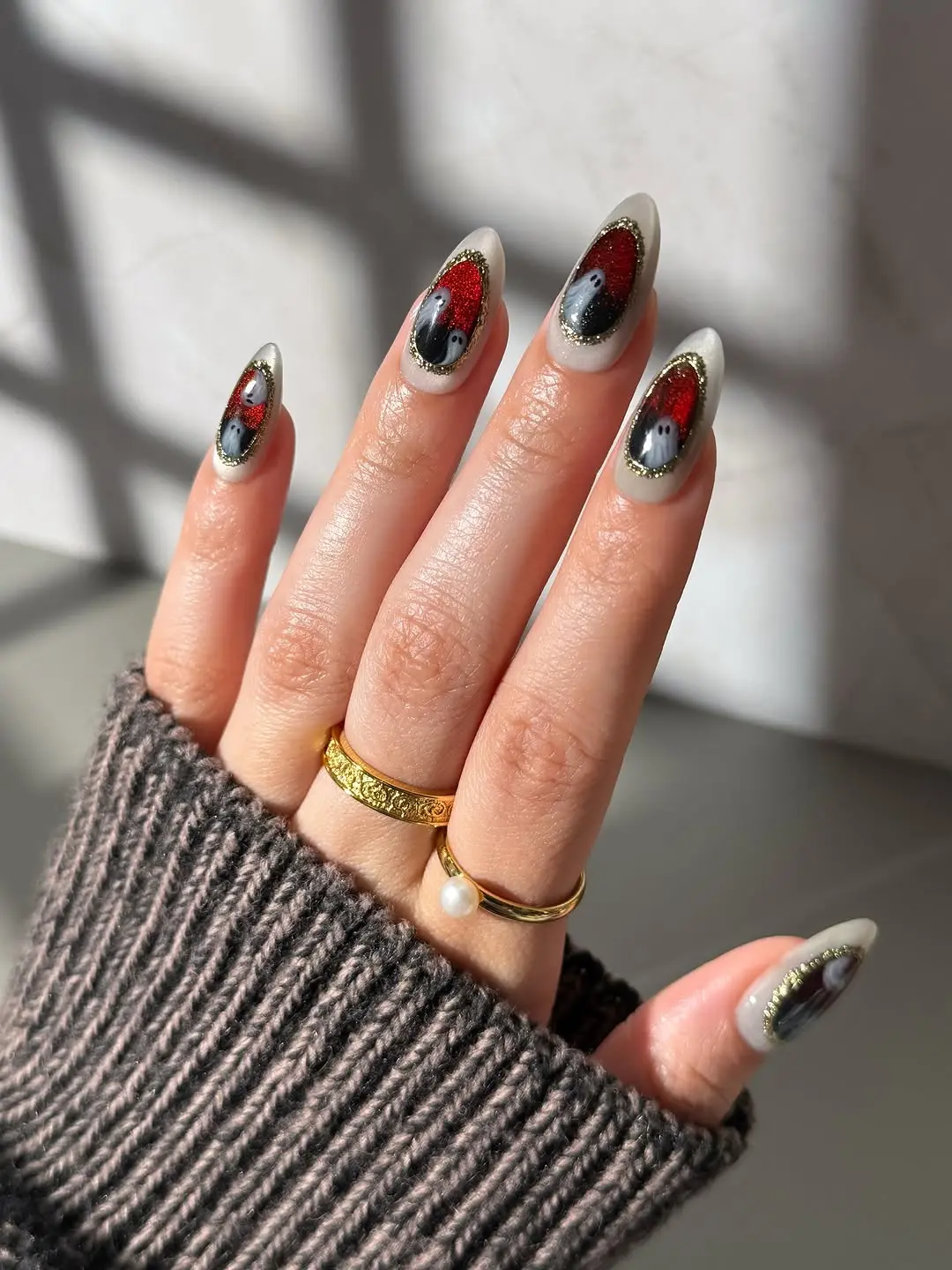 Chic gothic nails with red and black tones